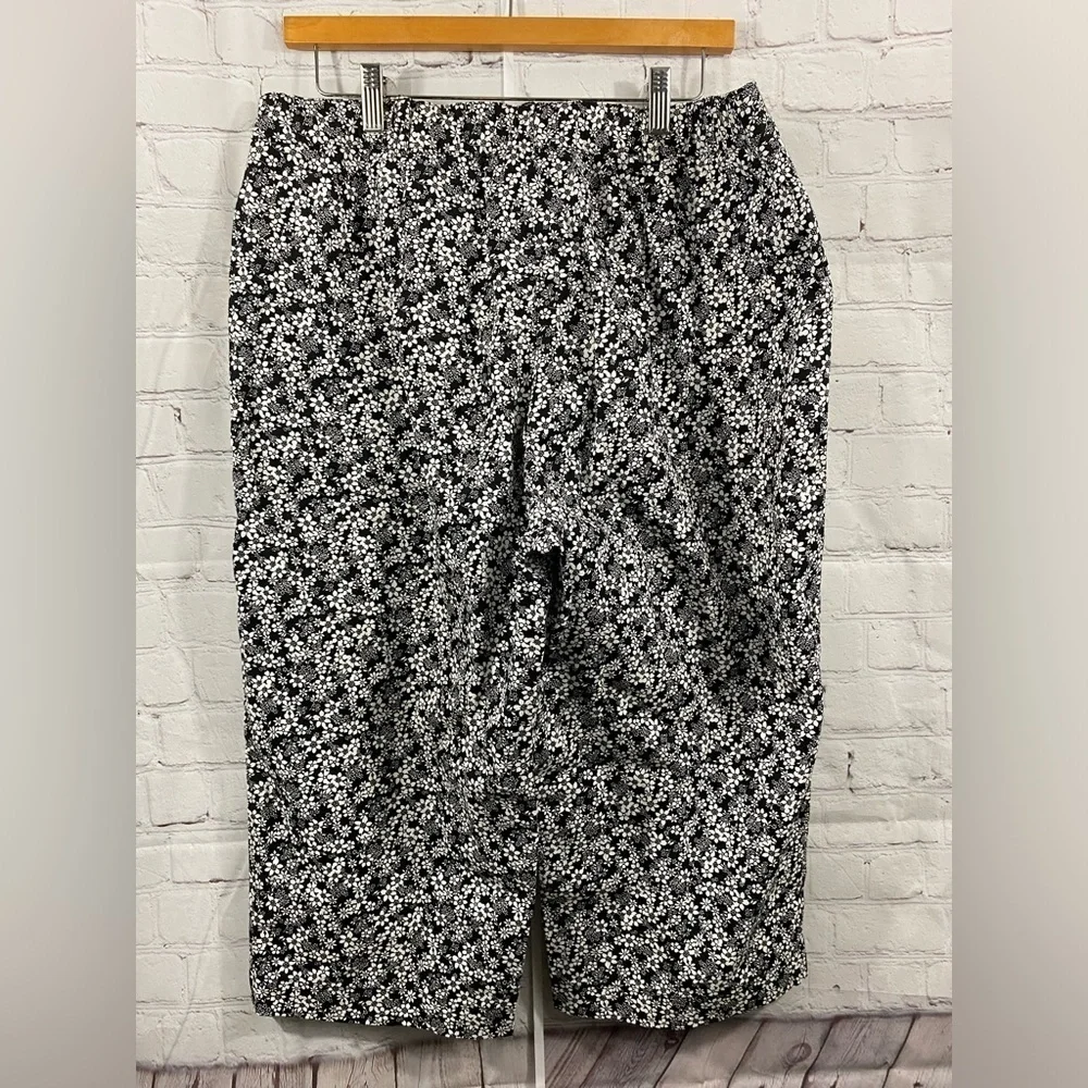White Stag Womens Plus Size 16 Black & White Floral Capris Pants